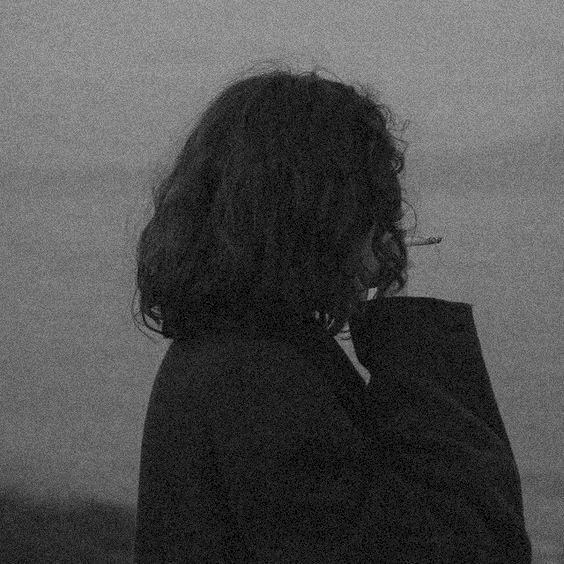 Ảnh buồn một mình con gái tóc ngắn đang hút thuốc