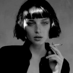 Ảnh buồn một mình con gái tóc ngắn tay cầm điếu thuốc