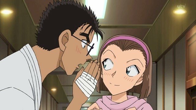 Ảnh Kyogoku Makoto thì thầm vào tai Suzuki Sonoko