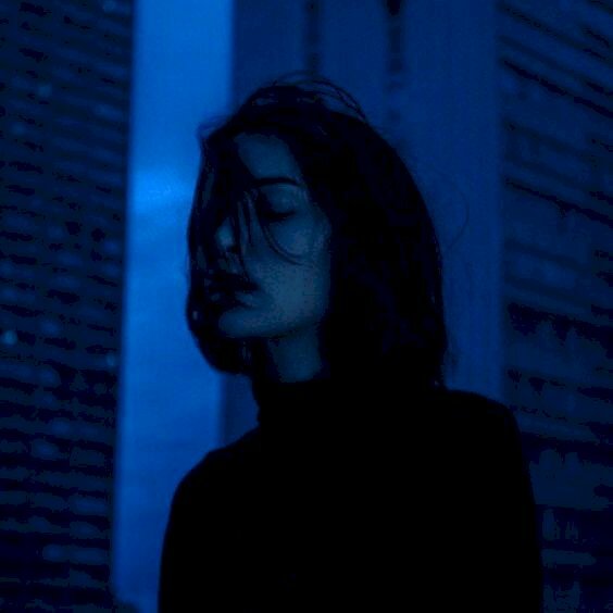 Ảnh buồn một mình con gái tóc ngắn đẹp