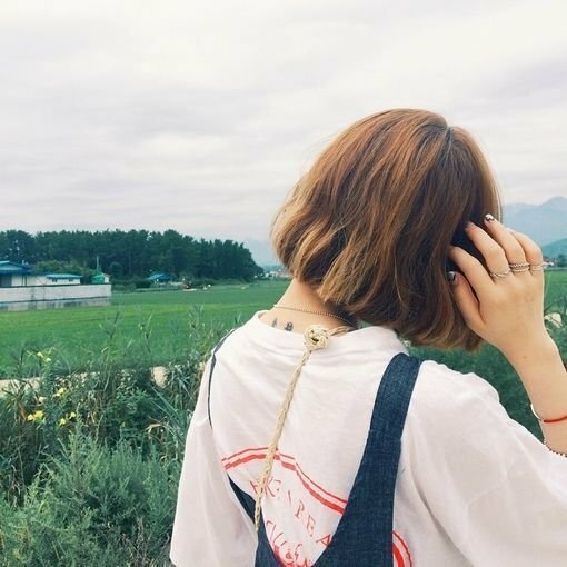 Hình ảnh cô gái tóc ngắn quay lưng đang đi bộ