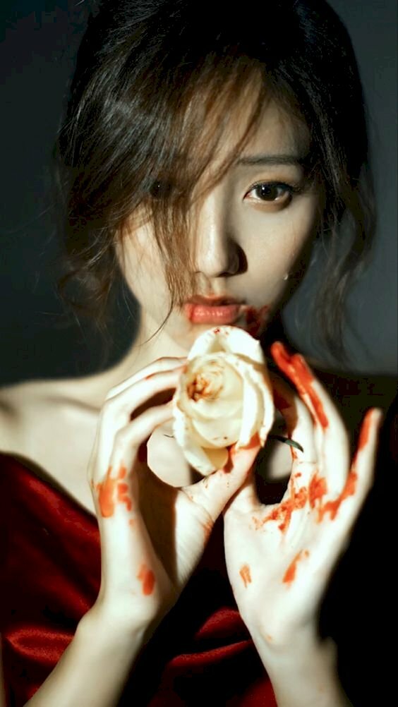 Hình hình họa đàn bà Trung Quốc chũm hoa lá hồng buồn 