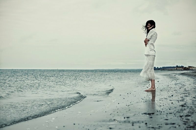 Hình hình họa cô nàng đứng buồn đơn độc trước biển