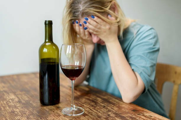 Hình ảnh cô gái buồn uống rượu khóc lấy tay che mặt