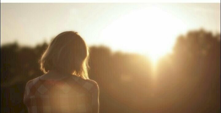 Ảnh buồn con gái tóc ngắn đứng quay lưng