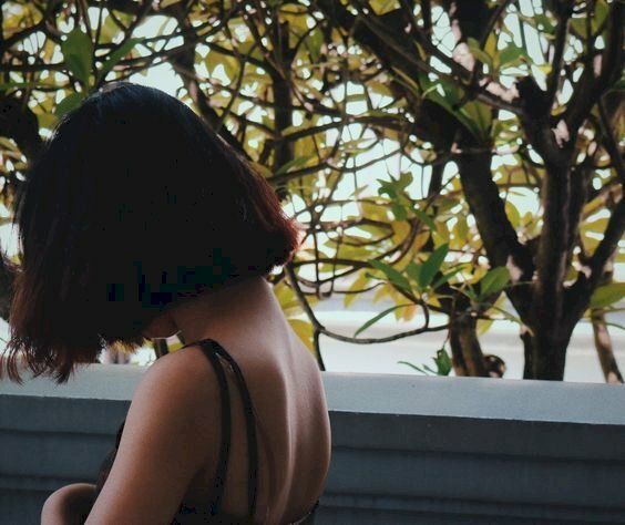 Ảnh cô gái buồn tóc ngắn che mặt đẹp