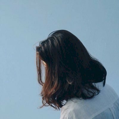 Ảnh cô gái buồn tóc ngắn quay lưng che mặt 