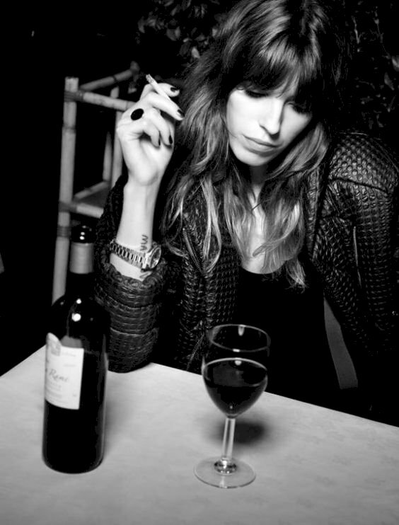 Con gái uống rượu buồn: Hình ảnh này còn gợi nhớ đến những lúc buồn tột cùng khi bạn mong muốn được cô đơn. Điều đặc biệt của bức ảnh này là sức mạnh của một hành động đơn giản: uống một chén rượu và để nó giúp bạn giải tỏa những cảm xúc đó.