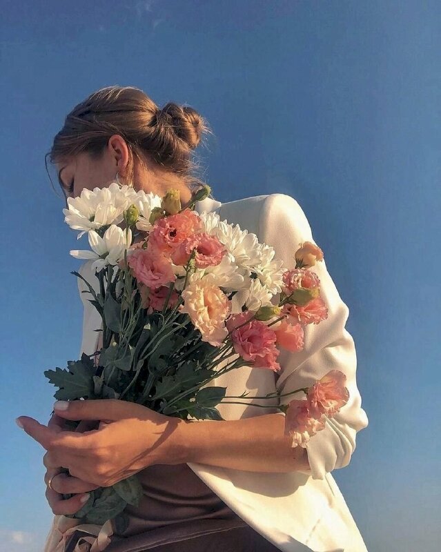 Ảnh cô nàng chũm bó hoa buồn đẹp nhất 