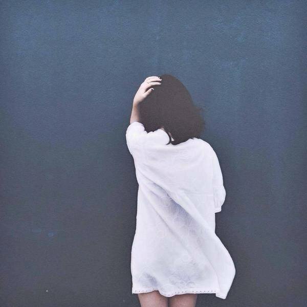 Ảnh cô gái tóc ngắn quay lưng buồn nhìn xa xăm