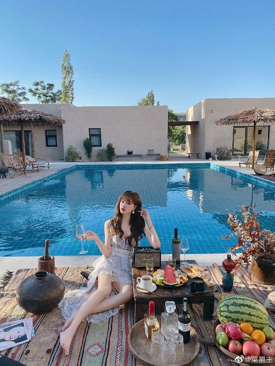 Hình nền điện thoại sang chảnh nữ ngồi bên hồ bơi