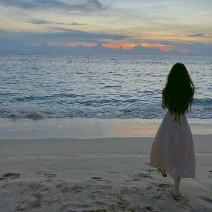 Ảnh chụp từ phía sau lưng con gái tóc dài đứng trước biển dễ thương cute