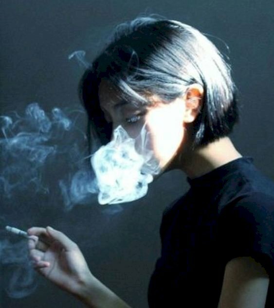 Avatar hình họa phụ nữ hút thuốc lá buồn chất