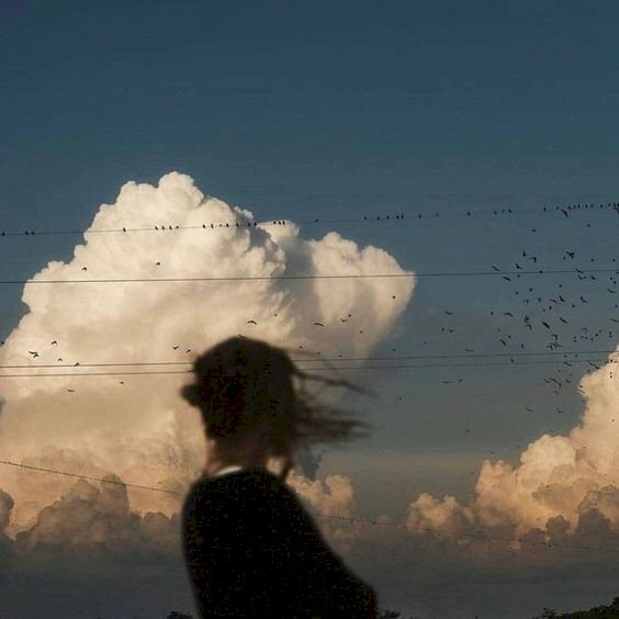Hình hình ảnh buồn phụ nữ hóa học ngồi coi lên bầu trời