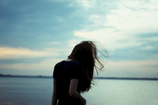 Hình hình họa cô nàng buồn 1 mình đứng trước biển