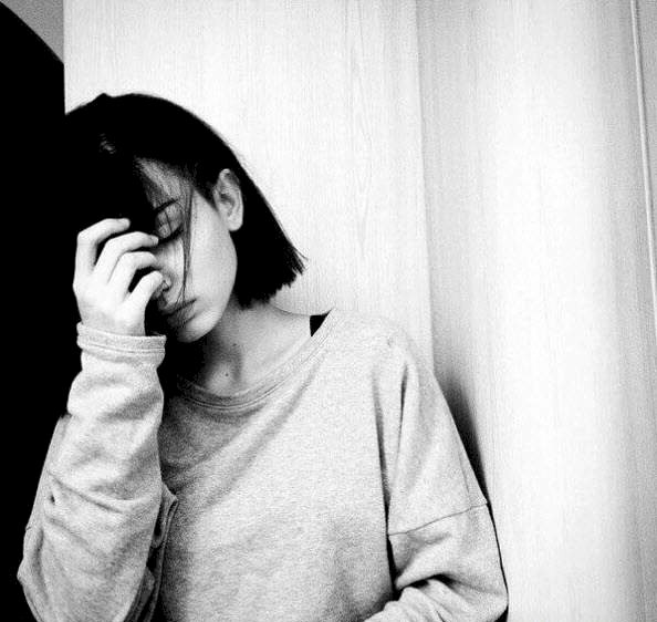 Ảnh con gái tóc ngắn buồn đang thất tình