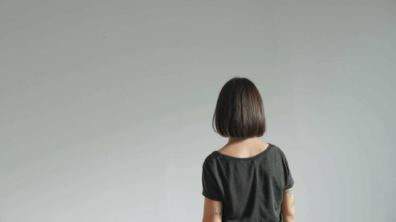 Ảnh cô gái tóc ngắn quay lưng buồn cô đơn