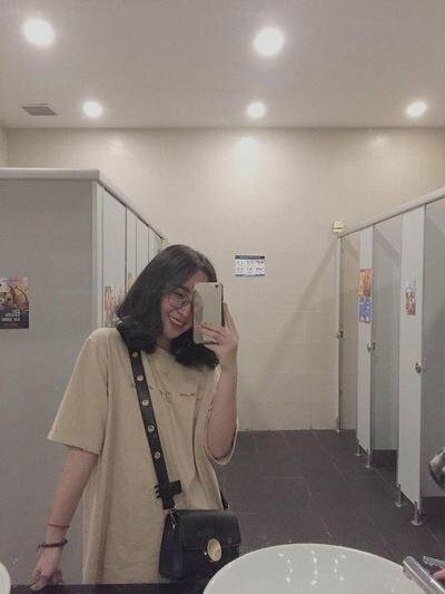Ảnh gái xinh 2k4 tóc ngang vai chụp trước gương