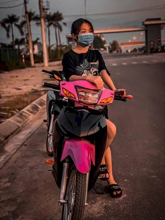 Ảnh gái ngồi xe wave độ màu đen hồng 