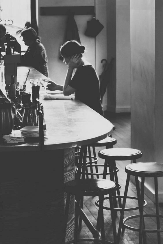 Hình ảnh cô gái uống rượu trong quán bar buồn