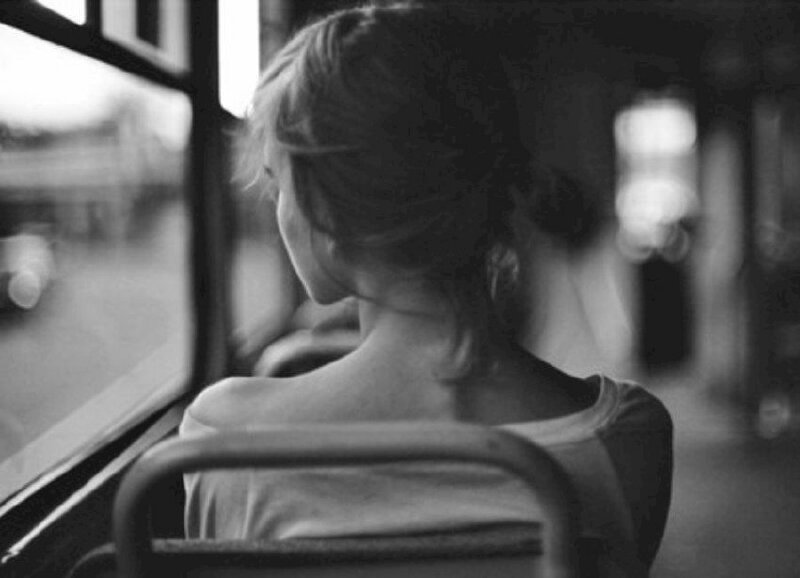 Ảnh cô nàng buồn con quay sườn lưng đang được ngồi bên trên xe buýt Trắng đen ngòm 
