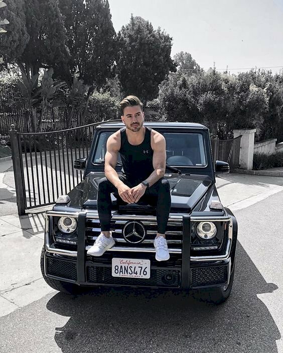 Hình nền điện thoại sang chảnh chất nam ngồi trên xe Mercedes