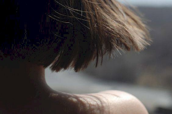 Hình ảnh cô gái tóc ngắn quay lưng buồn