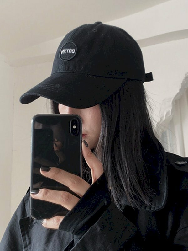 Ảnh gái xinh tóc ngang vai 2k4 che mặt ngầu đang selfie