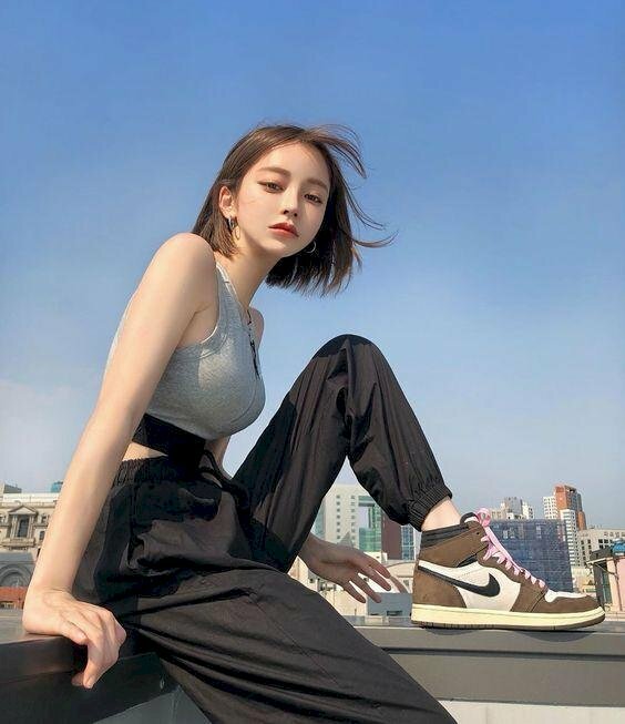 Cô gái tóc ngắn chụp dáng cực cool