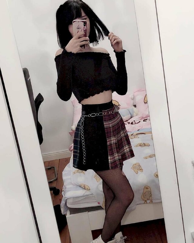 Ảnh con gái tóc ngắn chụp dáng thật dễ thương trước gương