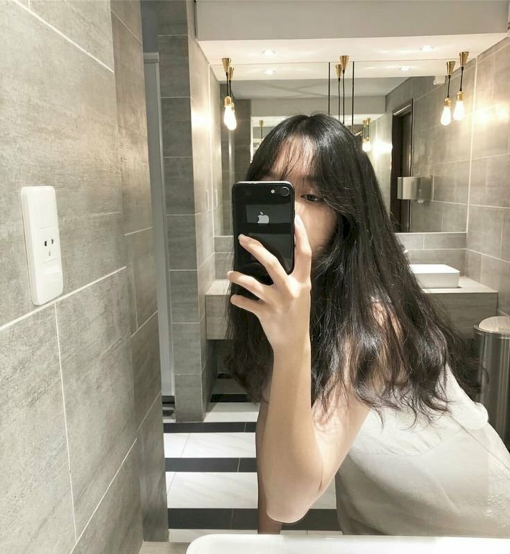 Ảnh chụp trước gương gái xinh tóc ngang vai 2k4