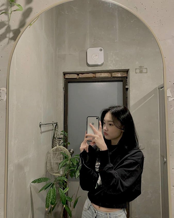 Ảnh chụp trước gương che nửa mặt nữ 2k4