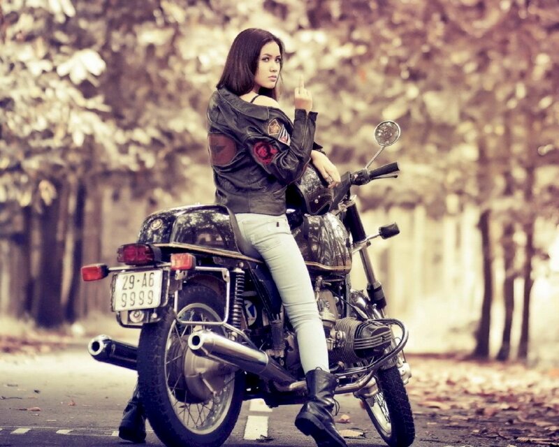 Hình ảnh cô gái tóc dài trên xe mô tô cực ngầu