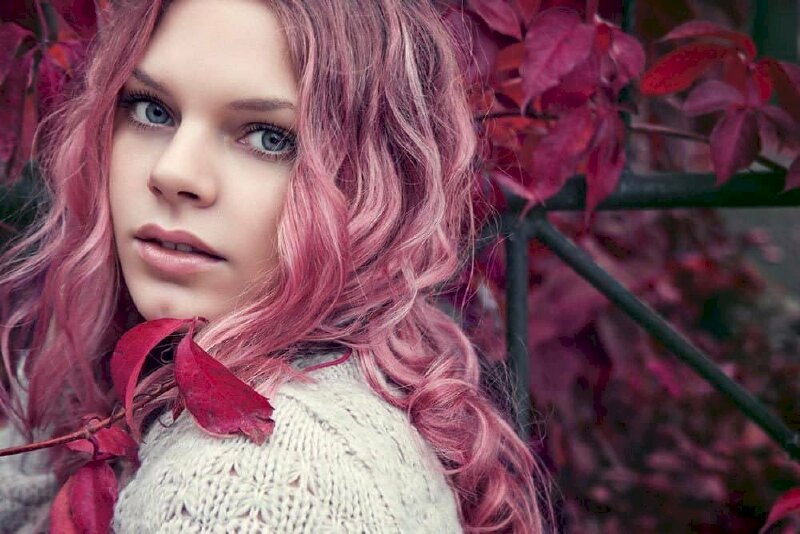 Cô gái với mái tóc dài uốn xoăn nhuộm hồng thu hút ánh nhìn