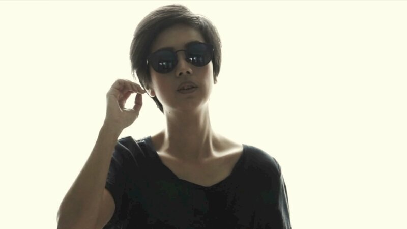 Cô gái tóc ngắn đeo kính cực cool