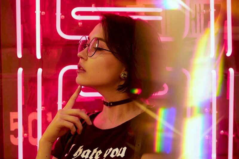 Ảnh đẹp cô gái tóc ngắn đeo kính ngầu, chất