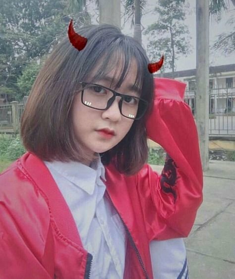 Cô gái 2k7 đeo kính nhí nhảnh