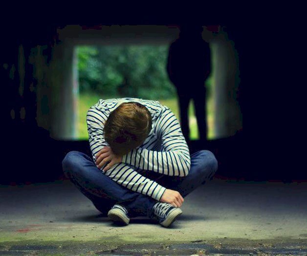 Hình ảnh chàng trai buồn che mặt với tâm trạng đầy nỗi thất vọng