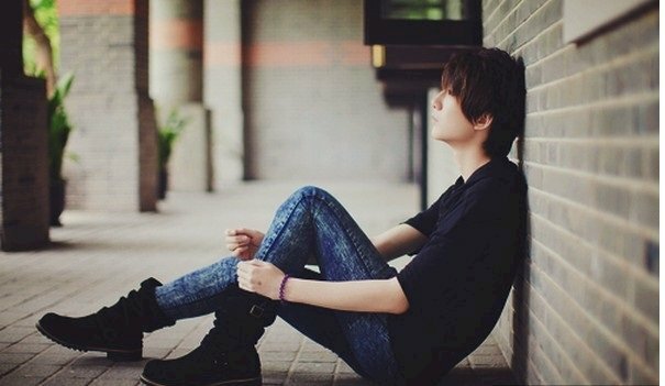 Chàng trai Hàn Quốc buồn suy tư