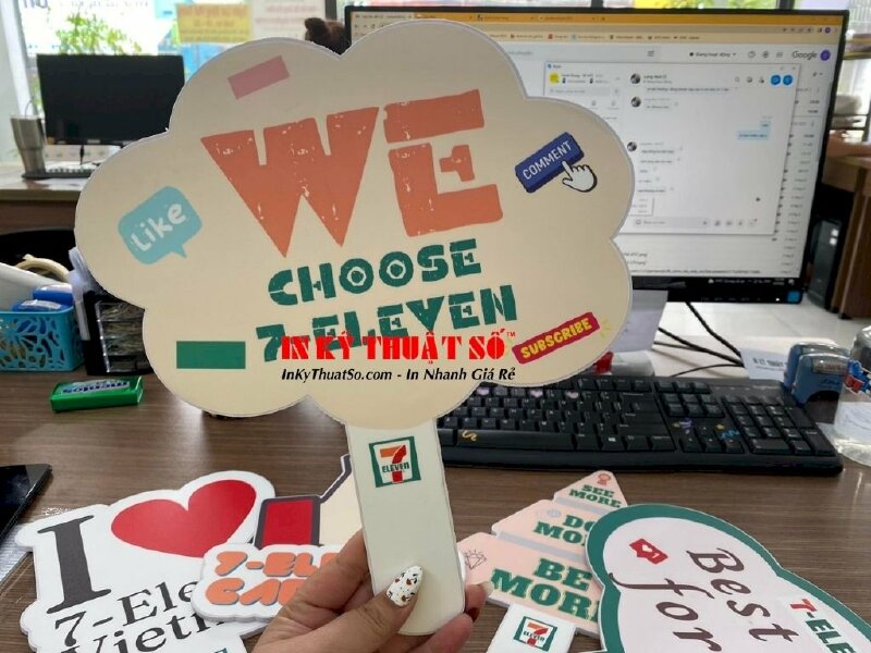 In hashtag cầm tay check in sự kiện cửa hàng 7-Eleven - Ảnh: 7