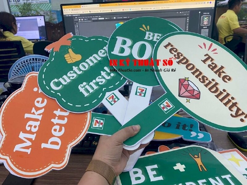 In hashtag cầm tay check in sự kiện cửa hàng 7-Eleven - Ảnh: 3