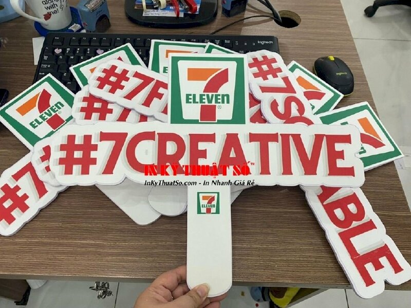 In hashtag cầm tay check in sự kiện cửa hàng 7-Eleven - Ảnh: 1