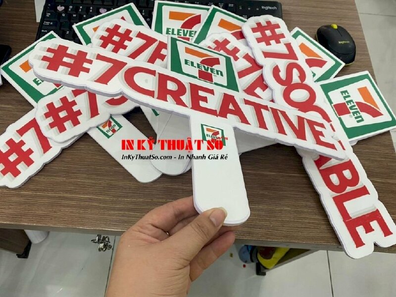 In hashtag cầm tay check in sự kiện cửa hàng 7-Eleven