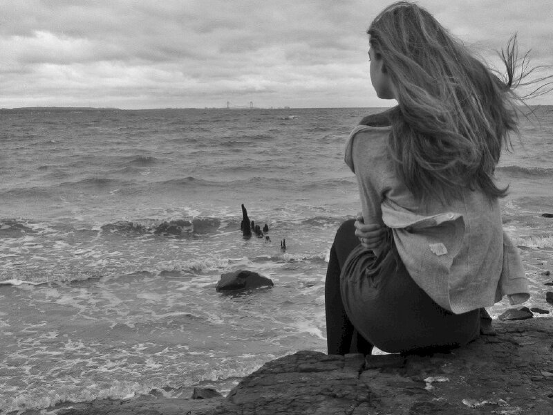 Cô gái ngồi trước biển với nhiều tâm sự