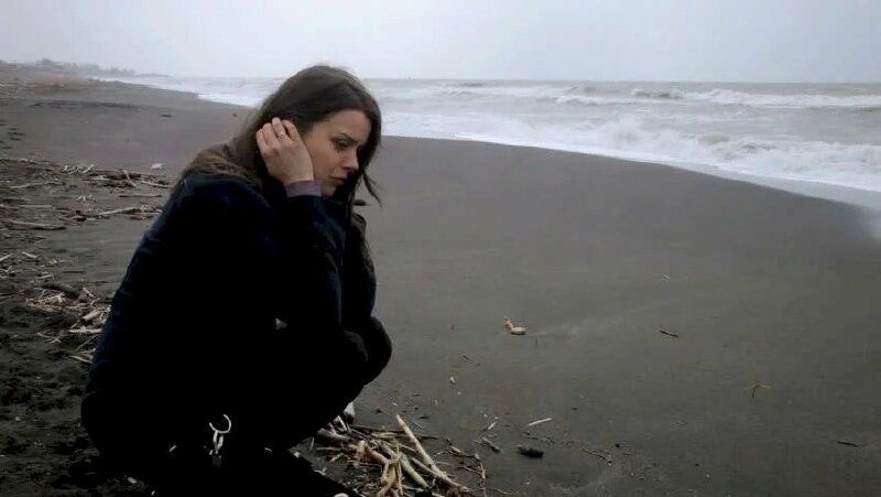 Cô gái ngồi trước biển mang tâm trạng đầy tiếc nuối