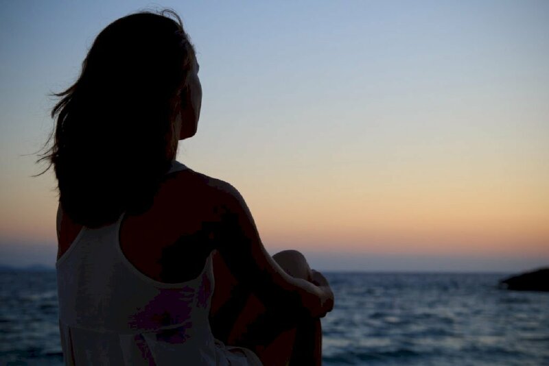 Hình ảnh cô gái cô đơn ngồi trước biển