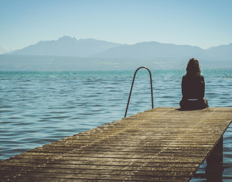 Hình ảnh cô gái ngồi quay lưng trước biển trông thật cô đơn