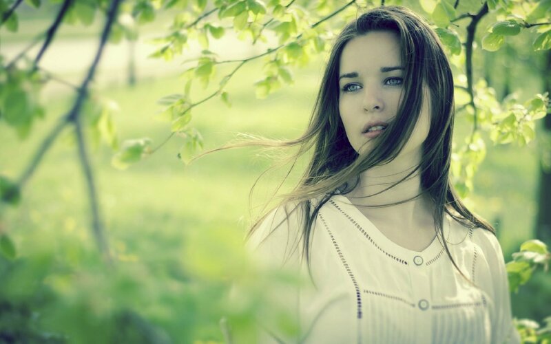 Hình ảnh cô gái tóc dài với đôi mắt buồn thật xinh đẹp