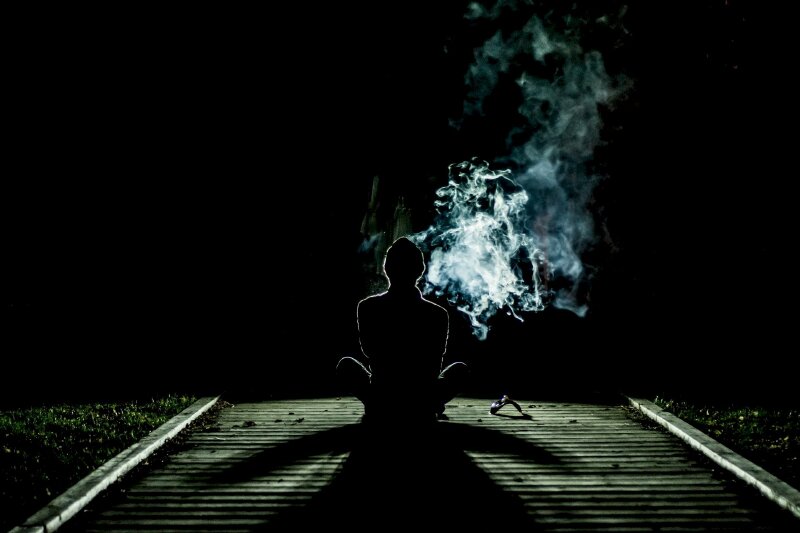 Ảnh đẹp chàng trai trải lòng mình với khói thuốc trong bóng tối đêm đen