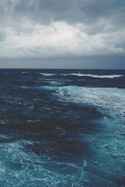 Hình nền biển xanh - Với hình nền biển xanh rực rỡ này, hãy bước vào thế giới của những sóng vỗ và gió thổi. Sắc xanh biển tươi mát sẽ mang đến cho bạn một cảm giác đầy tươi trẻ và sự hưng phấn trong công việc.
